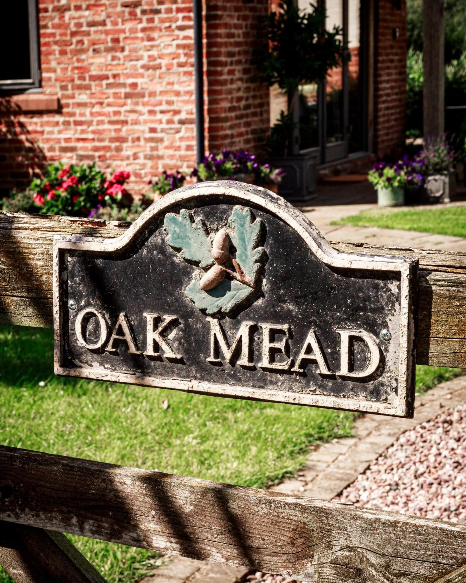Villa Oak Mead Wrexham Esterno foto